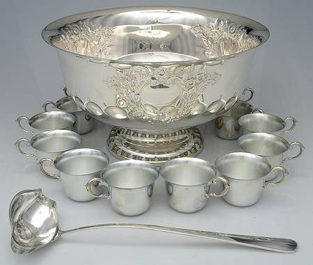 Castle Court (Silverplate, Hollowware) (14 Pc) Punch Set (Bowl, Ladle & 12 Cups)