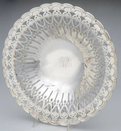 English King (9579, Sterling, Hollowware) 12" Round Pedestal Centerpiece