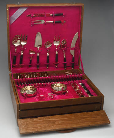 URT2 (Brass) 142 Piece Set w/Flatware Chest