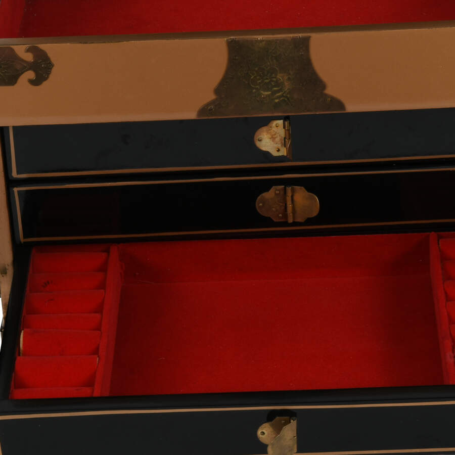 Chinese Gold Lacquer Jewelry Box-11