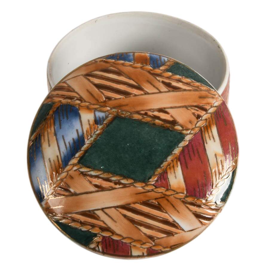 Pair of Ornamented Porcelain Jewelry Dishes with Lids-8