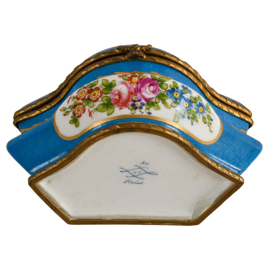 Sèvres-Style Hand-Painted French Porcelain Trinket Box with Bird Design-8