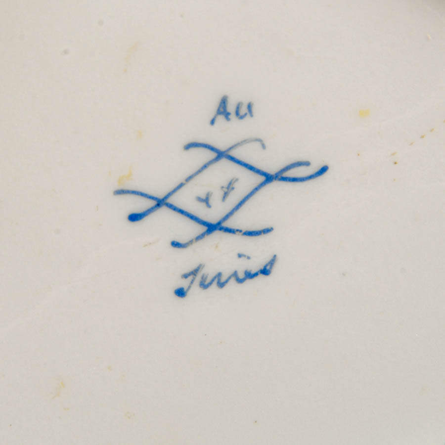 Sèvres-Style Hand-Painted French Porcelain Trinket Box with Bird Design-7