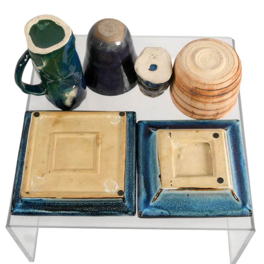 An Assembly of Pottery Tableware-11