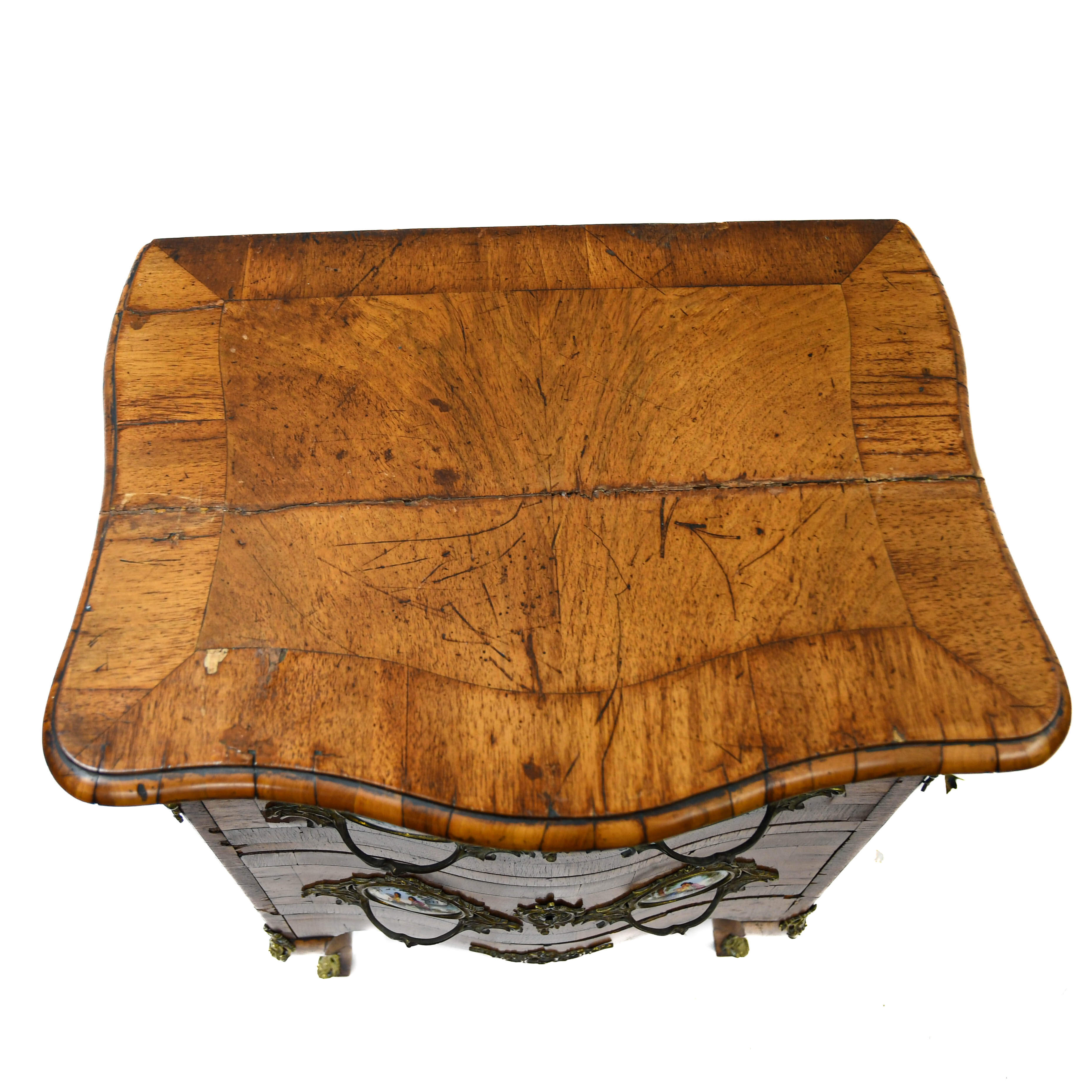 19th-Century Louis Revival Burr Walnut and Ormolu Mounted Cartouche Chest-4