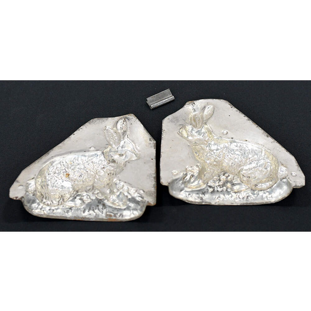 Two-Piece Sitting Bunny Chocolate Mold-6