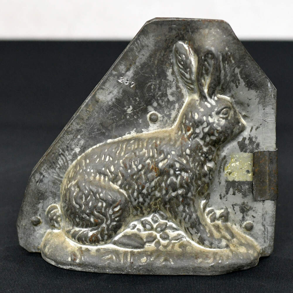 Two-Piece Sitting Bunny Chocolate Mold-4