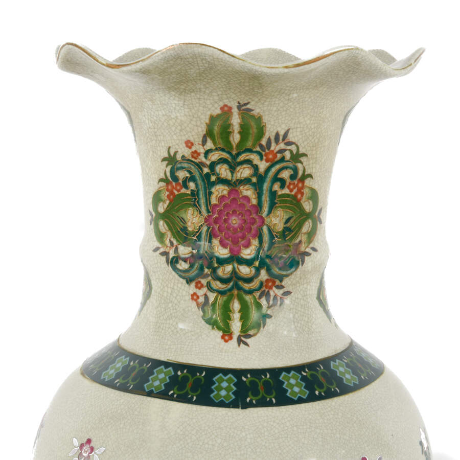 Chinese Floral Decorated Scallop Edge Vase-3