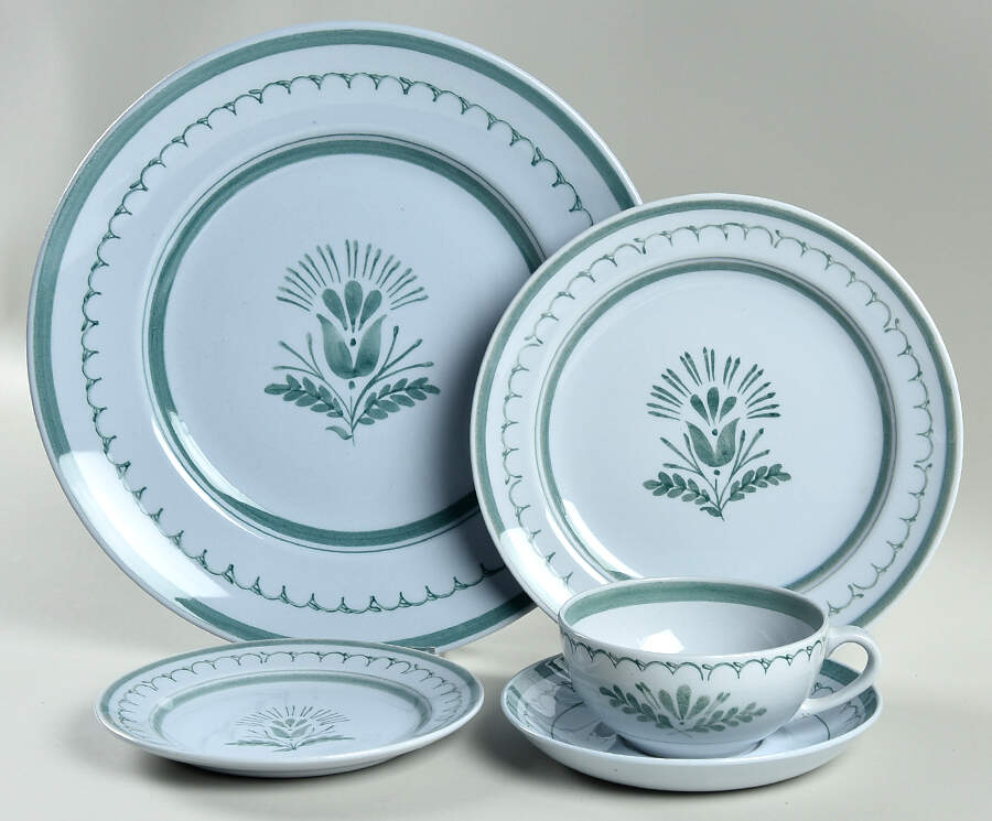 Green Thistle 40  Piece Estate Set by Arabia of Finland-1
