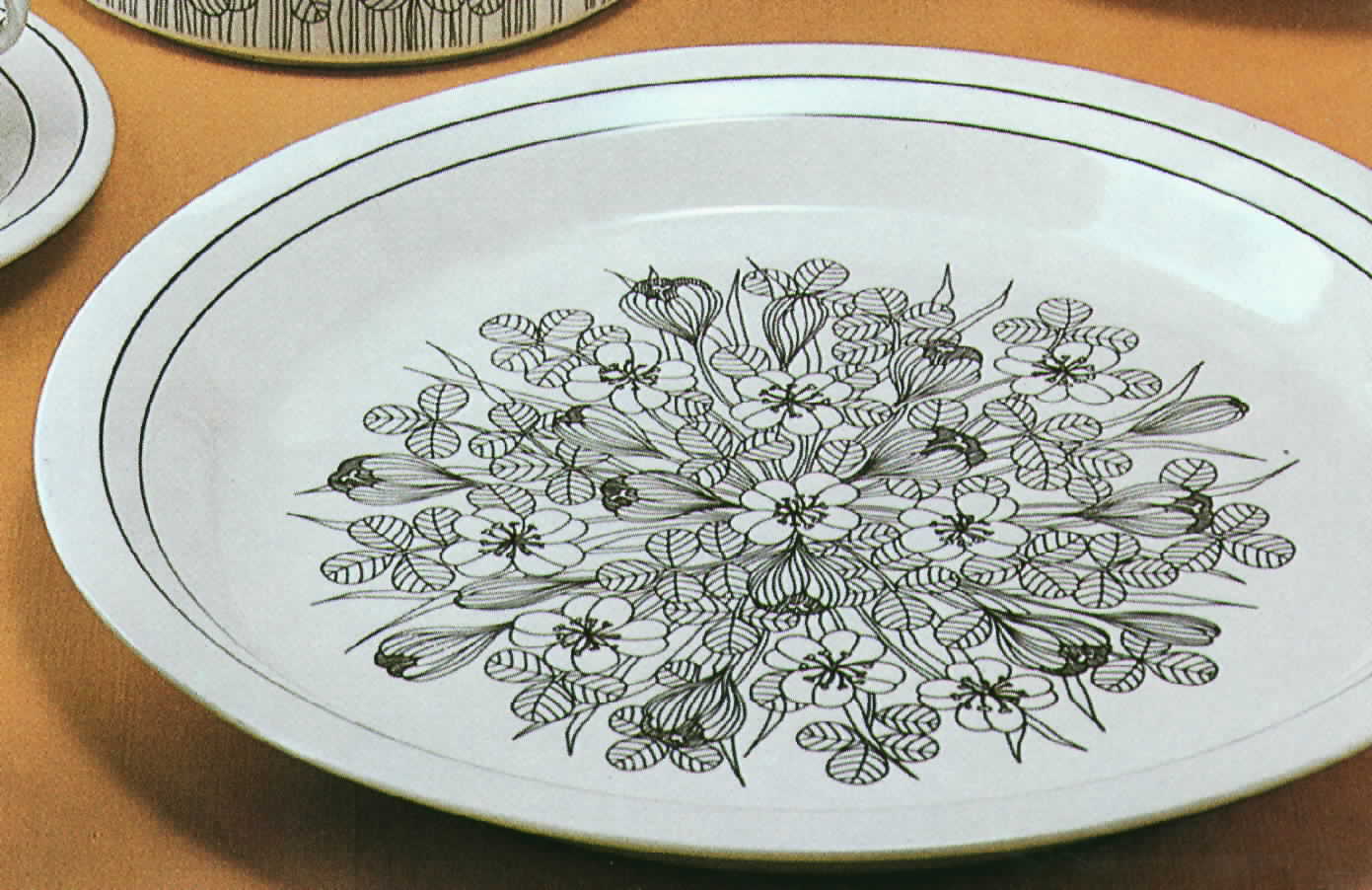 Krokus Black Dinner Plate by Arabia of Finland-1
