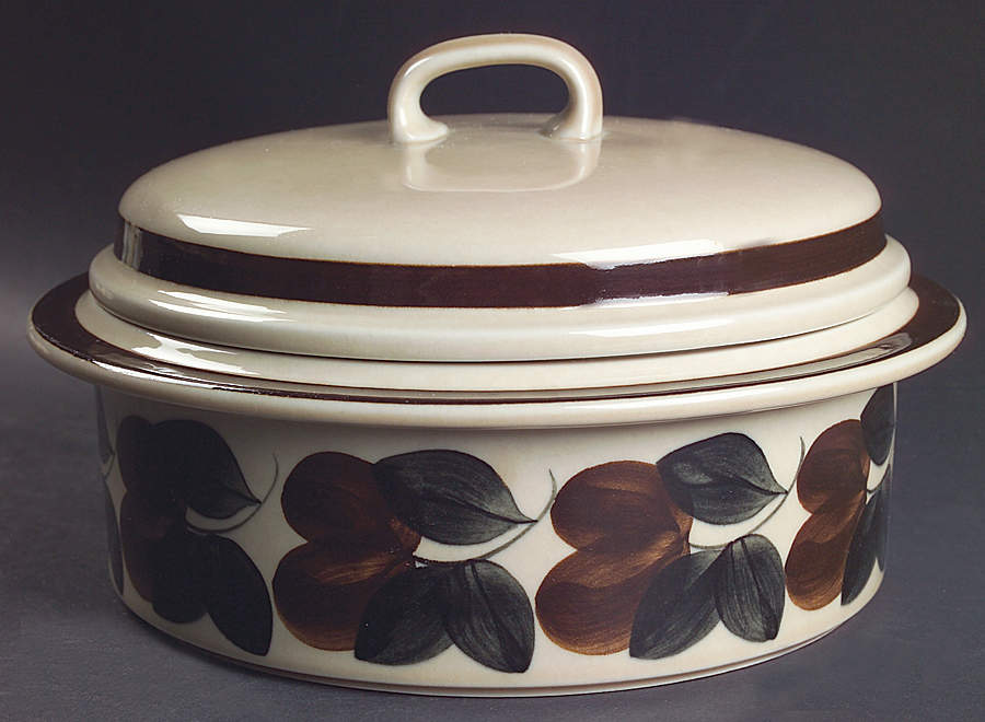 Ruija Troubadour 1.75 Qt Round Covered Casserole by Arabia of Finland-1