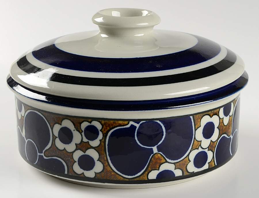 Saara 1.75 Qt Round Covered Casserole by Arabia of Finland-1