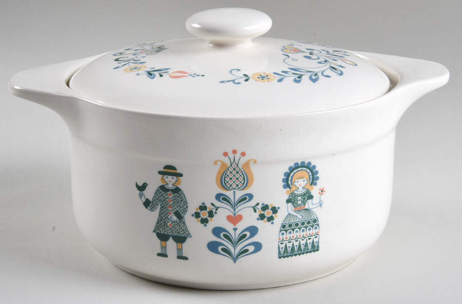 Lad N' Lassie 2 Qt Round Covered Casserole by Arklow-1