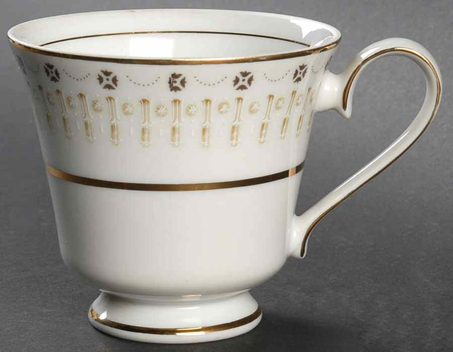 Majesty Footed Cup by Arlen-1