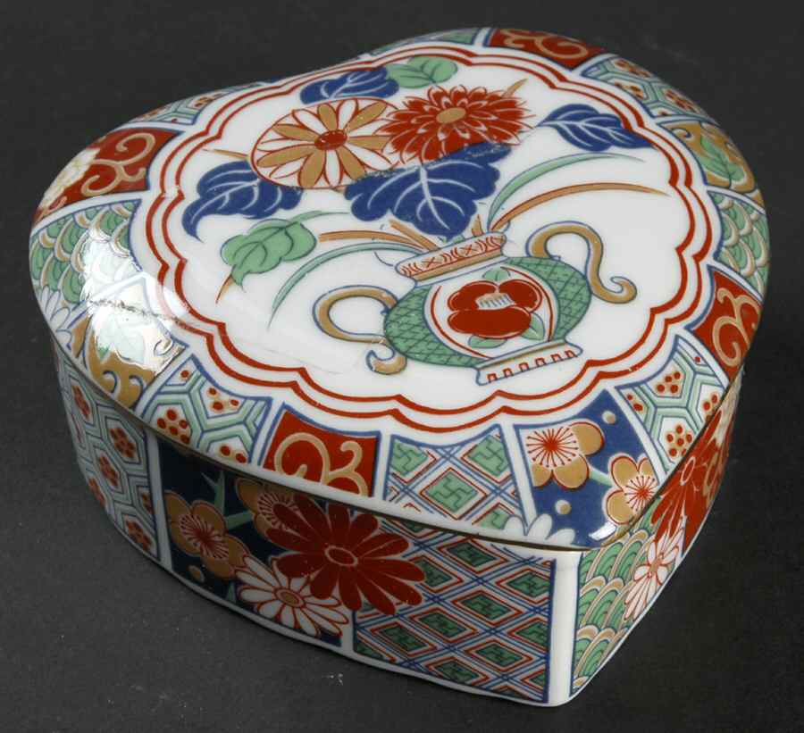 Imari Fan Heart Shape Box & Lid by Arita-1