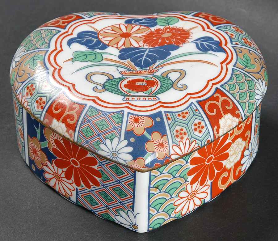Imari Fan Heart Shape Box & Lid by Arita-1