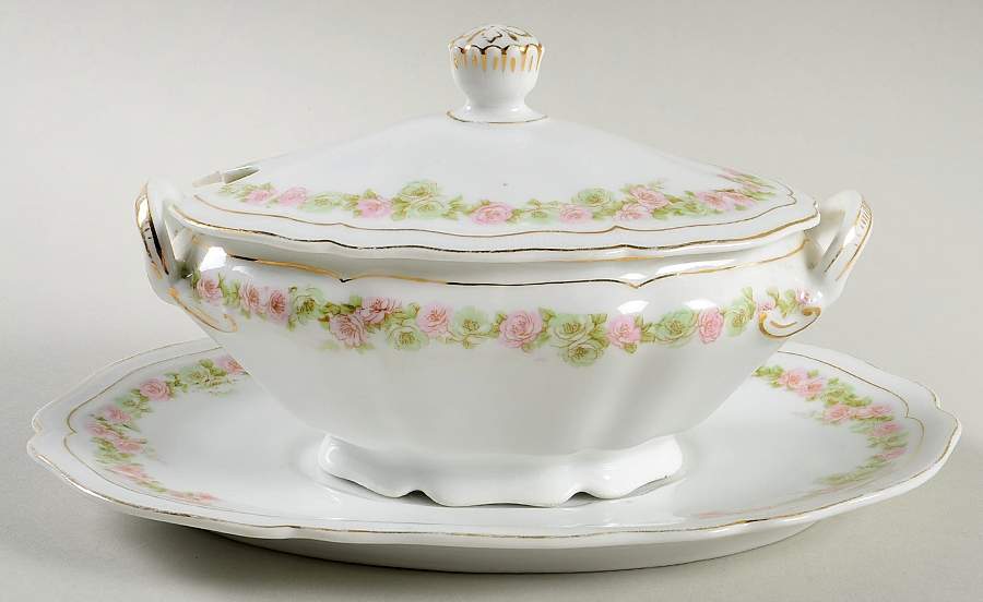 The Munich Gravy Boat & Lid w/Underplate by Austria-1