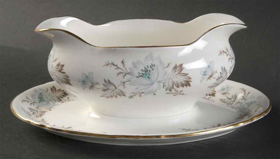 Caroline Gravy Boat with Attached Underplate by John  Aynsley & Sons-1
