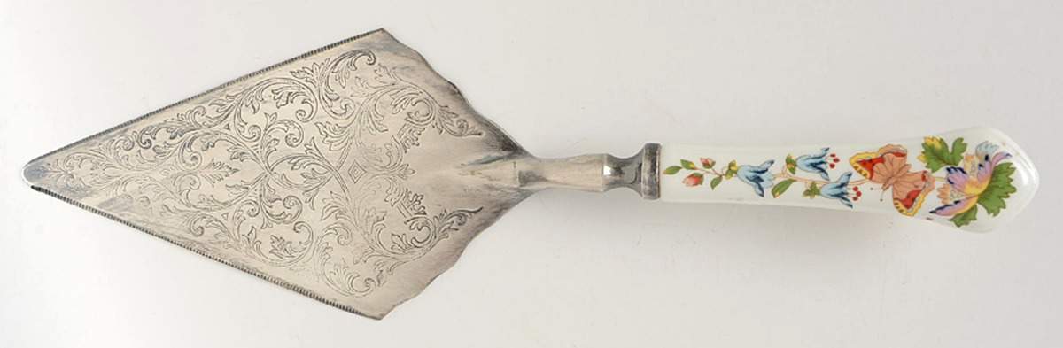 Cottage Garden Pie Server with Stainless Blade by John  Aynsley & Sons-1