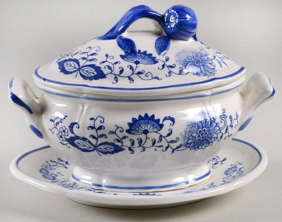 Blue Onion Sauce Boat & Lid with Underplate by Arnart-1
