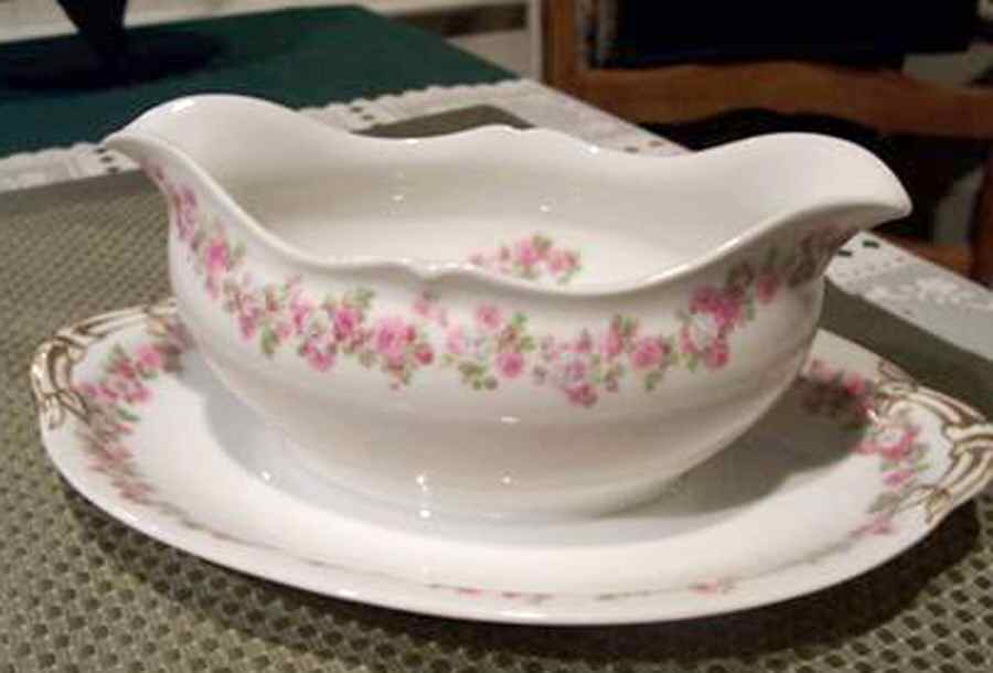 AHR366 Gravy Boat with Attached Underplate by Charles Ahrenfeldt-1