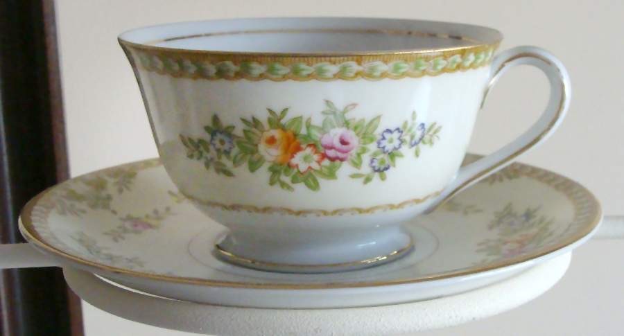 ALA20 Footed Cup & Saucer Set by Aladdin-1