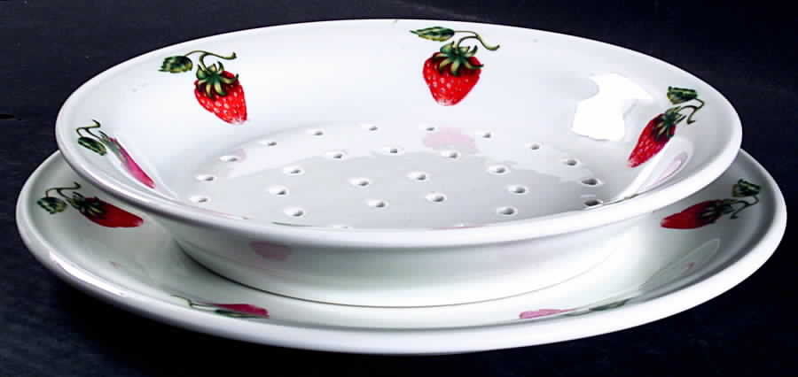 API4 Pierced Berry Bowl and Underplate by Apilco-1