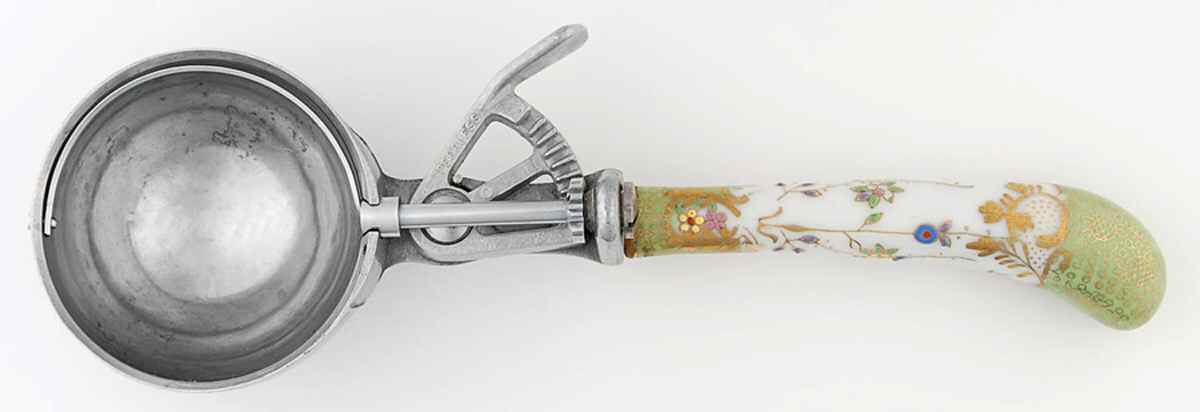Floraine (Green) Ceramic Handled Ice Cream Scoop by A & E Lewis (Germany)-1