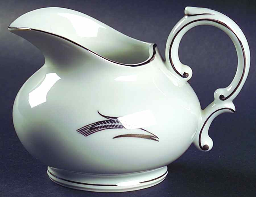 ART37 Creamer by Arita-1