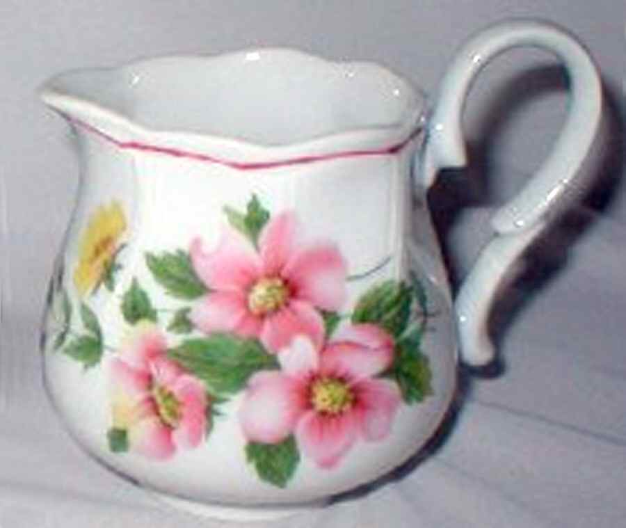 ART38 Creamer by Arita-1