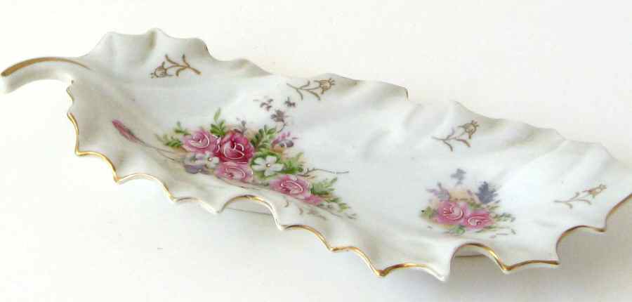 44-137 Leaf Shaped Dish by Arnart-1