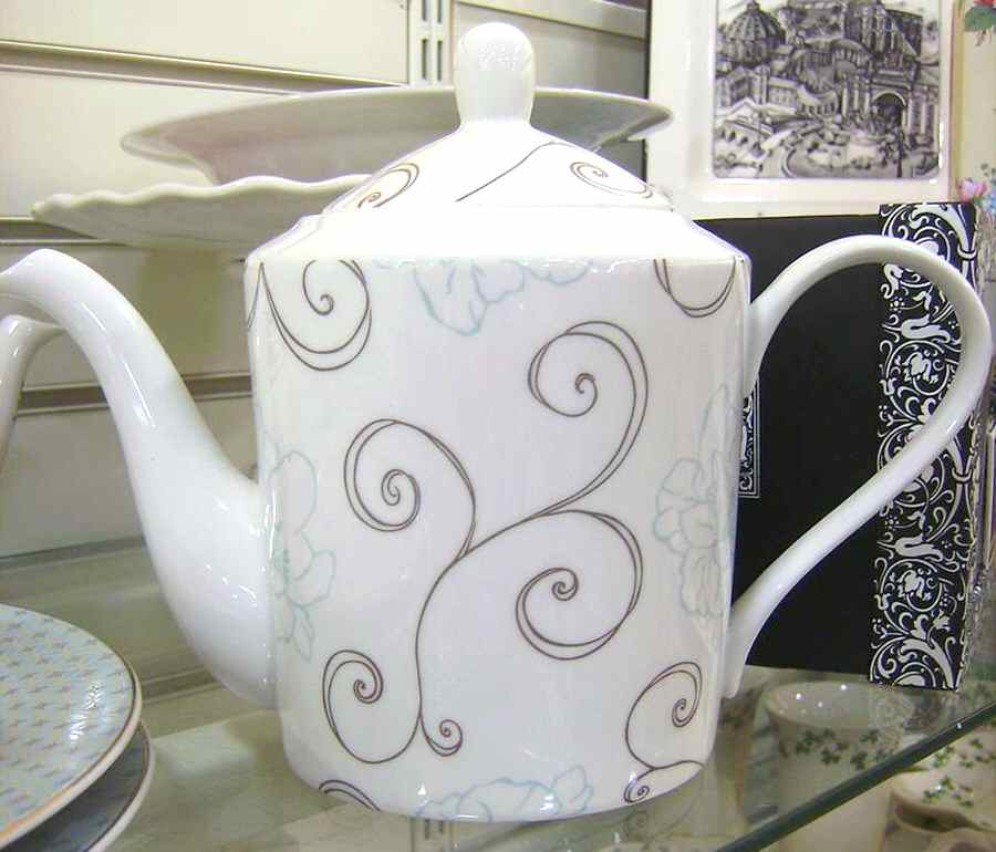 Gwendolen Teapot & Lid by Laura Ashley-1