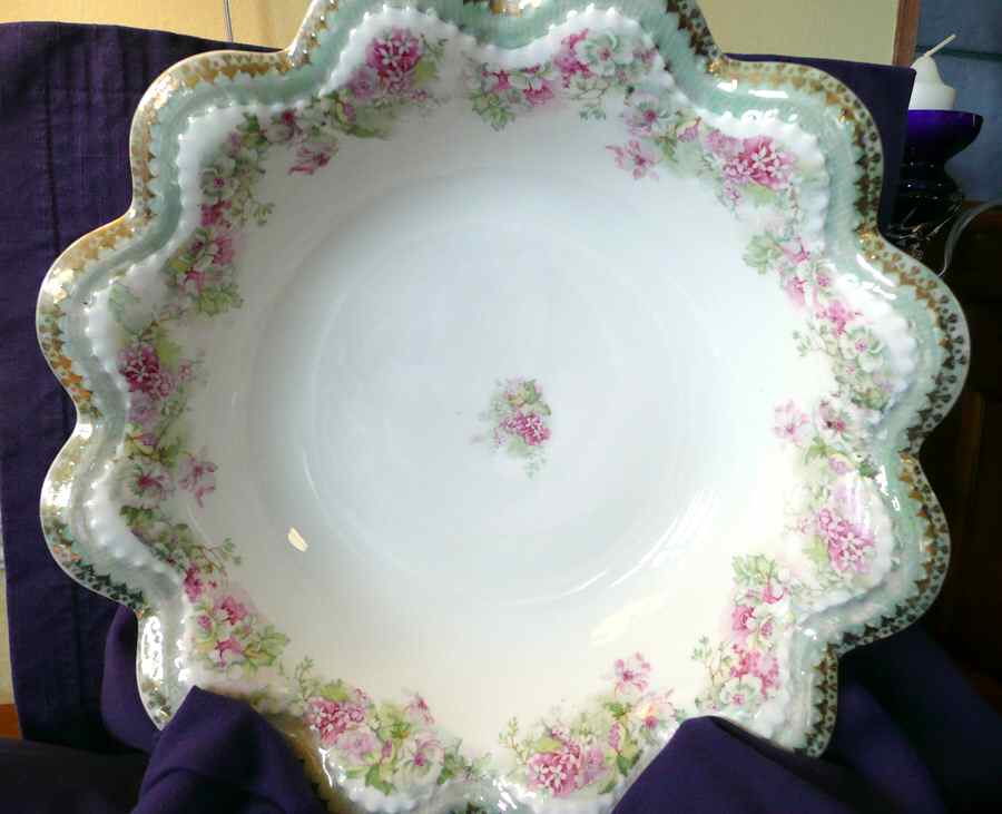 A1162 9" Round Vegetable Bowl by Austria-1
