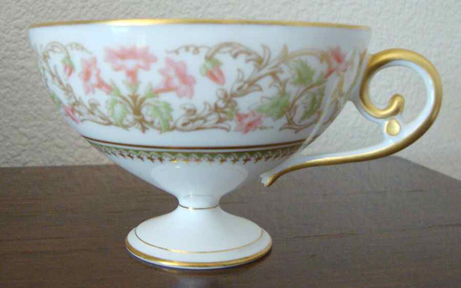 AHR976 Footed Cup by Charles Ahrenfeldt-1