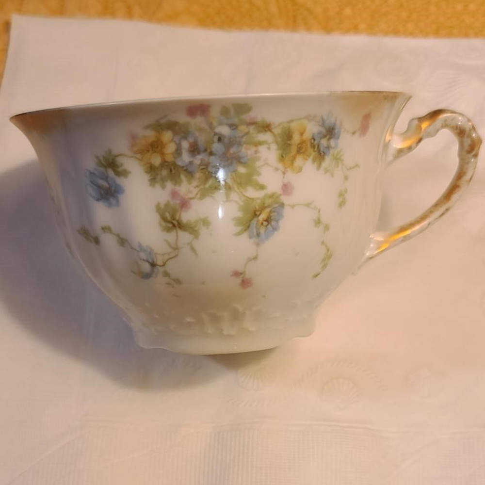 AHR1021 Footed Cup by Charles Ahrenfeldt-1