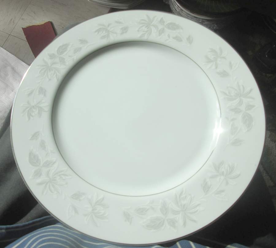 ART52 Dinner Plate by Arita-1