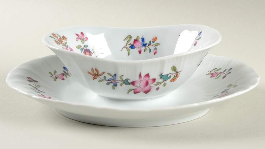 Lowestoft Gravy Boat with Attached Underplate by Bernardaud-1