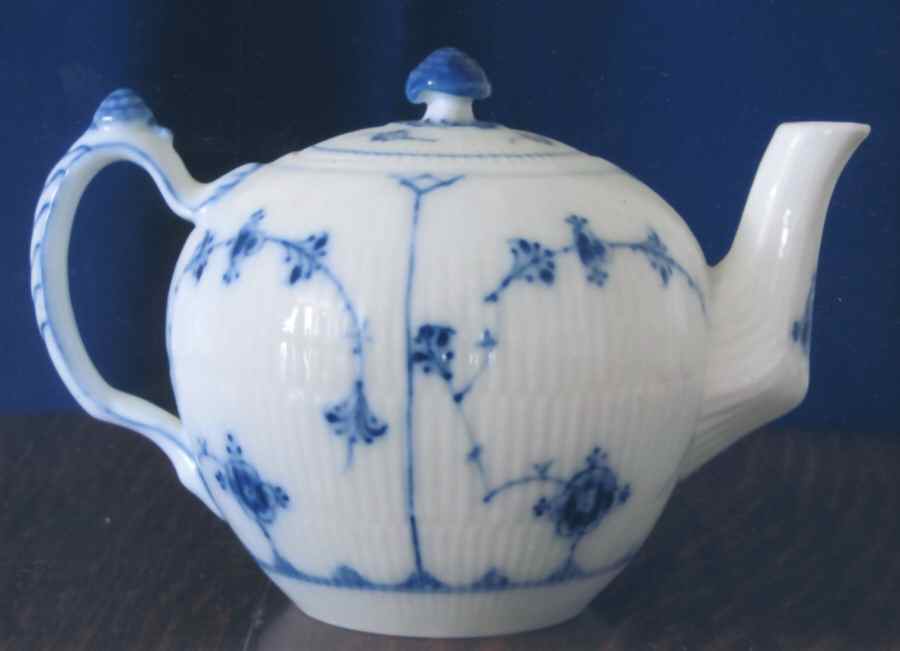 BIG12 Teapot & Lid by Bing & Grondahl-1