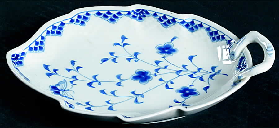 BIG2 Leaf Shaped Dish by Bing & Grondahl-1