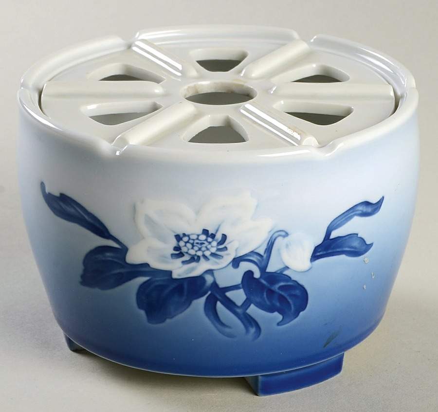 Christmas Rose 2 Piece Warmer Stand by Bing & Grondahl-1