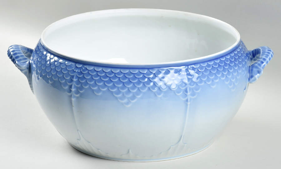 Seagull Tureen No Lid W/No Gold Trim by Bing & Grondahl-1