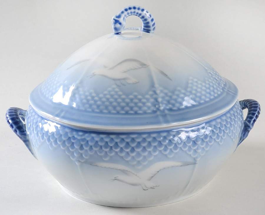 Seagull Round Covered Vegetable with No Gold Trim by Bing & Grondahl-1