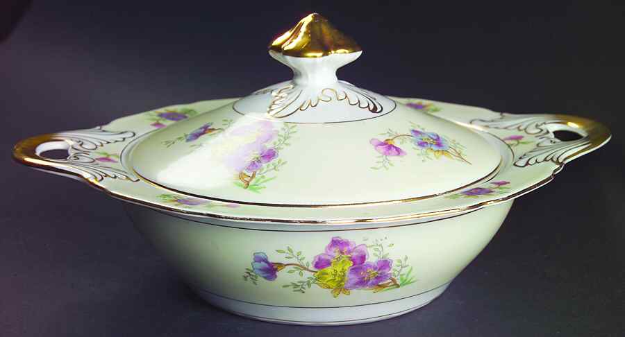 Rambler Rose Round Covered Vegetable by Black Knight-1