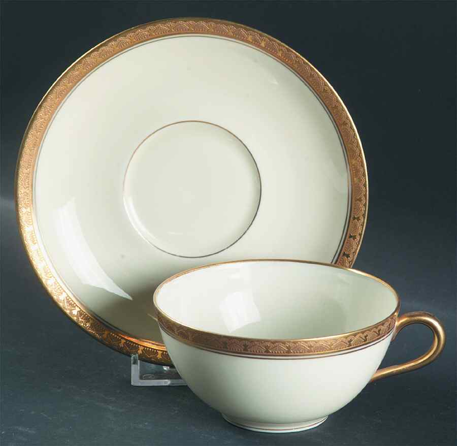 Trianon Flat Cup & Saucer Set by Black Knight-1