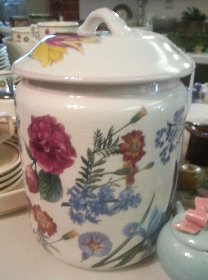 BNA1 Extra Large Canister & Lid by Bernarda-1