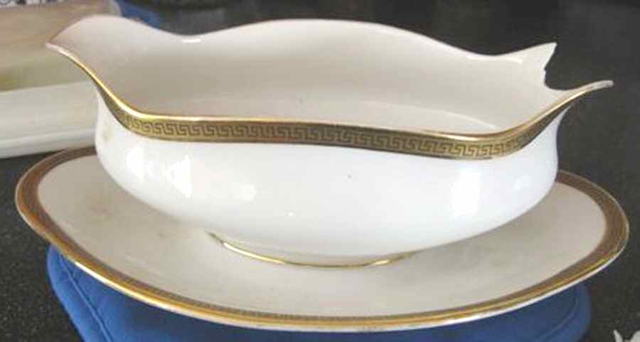 BER199 Gravy Boat with Attached Underplate by Bernardaud-1