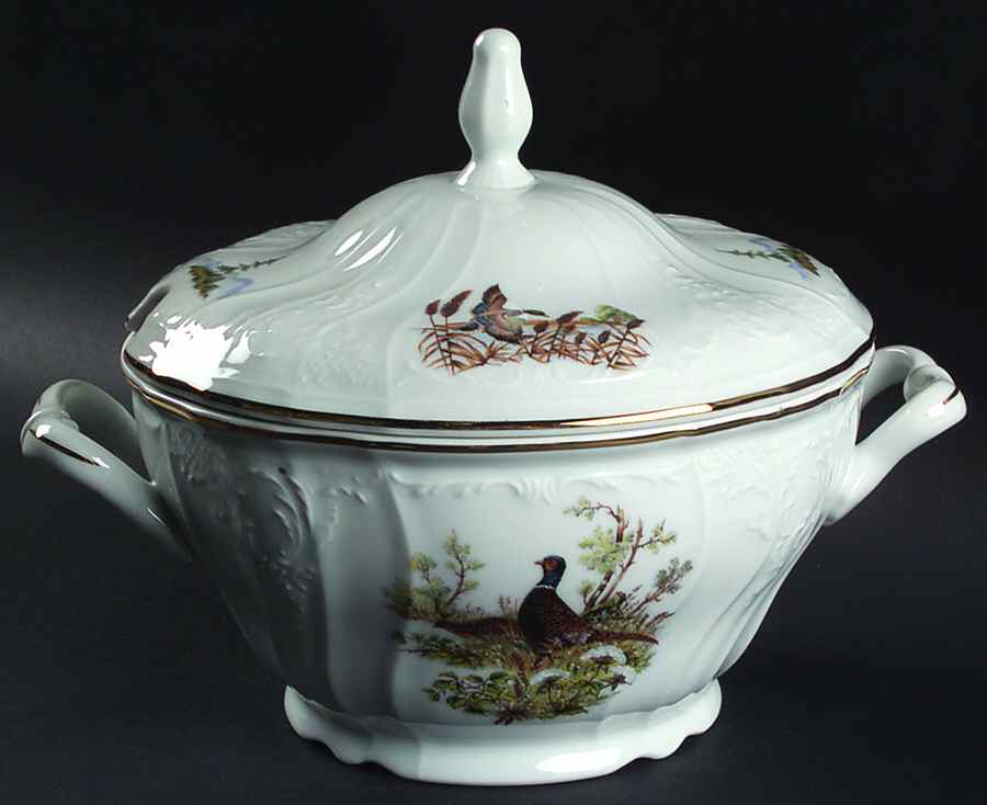 THU560 Tureen & Lid by Thun-1