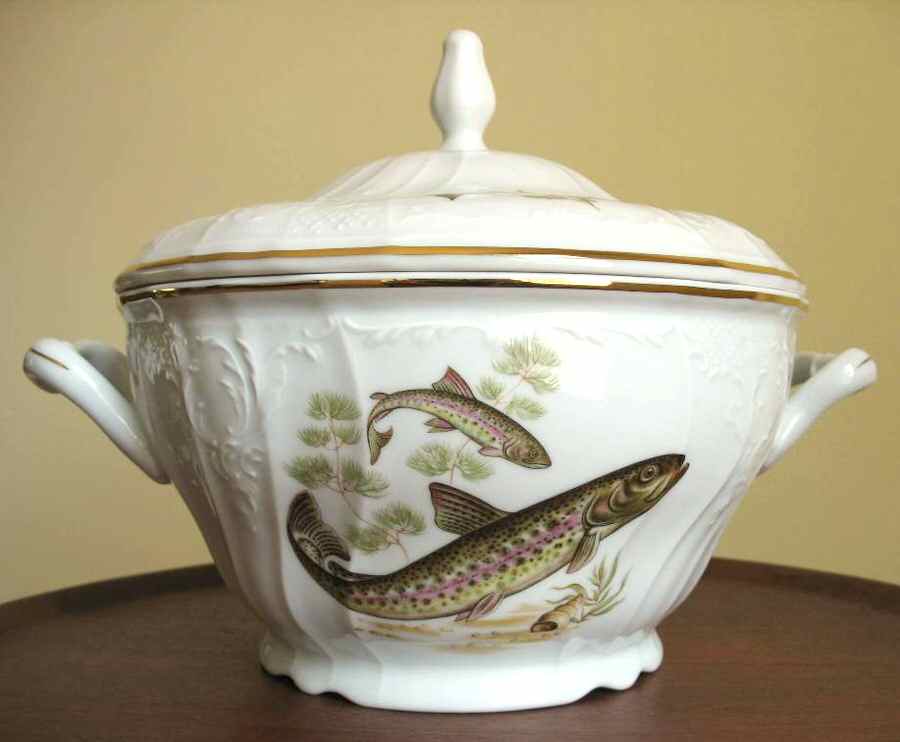 THU562 Tureen &  Lid by Thun-1