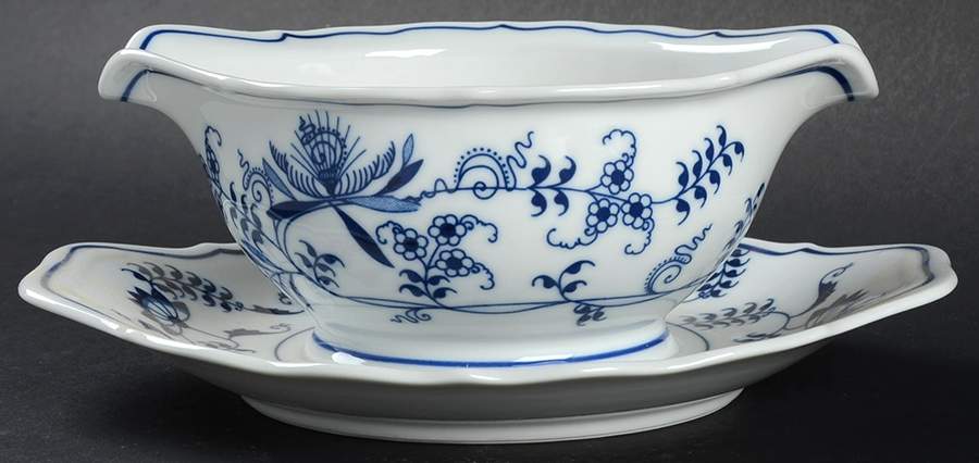 Blue Danube (New 2002 Production) Round Gravy Boat/Attached Underplate by Blue Danube (Japan)-1