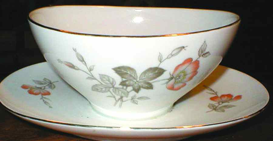 BAV62 Gravy Boat with Attached Underplate by Bavaria-1